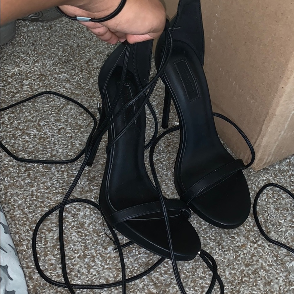 SUPER CUTE STRAPPY BLACK HIGH HEELS SZ 7 NVR WORN